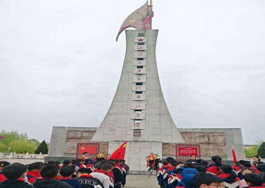 缅怀革命先烈 厚植爱国情怀——监利市龚场小学开展清明祭英烈活动（袁小肸）.docx