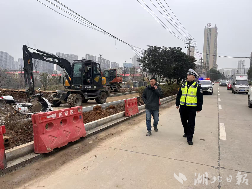 交警走访施工路段