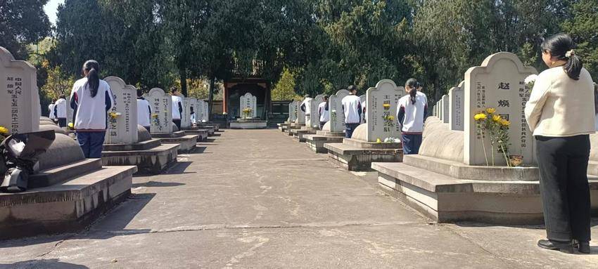 武当山特区各学校开展“清明祭英烈”活动.docx