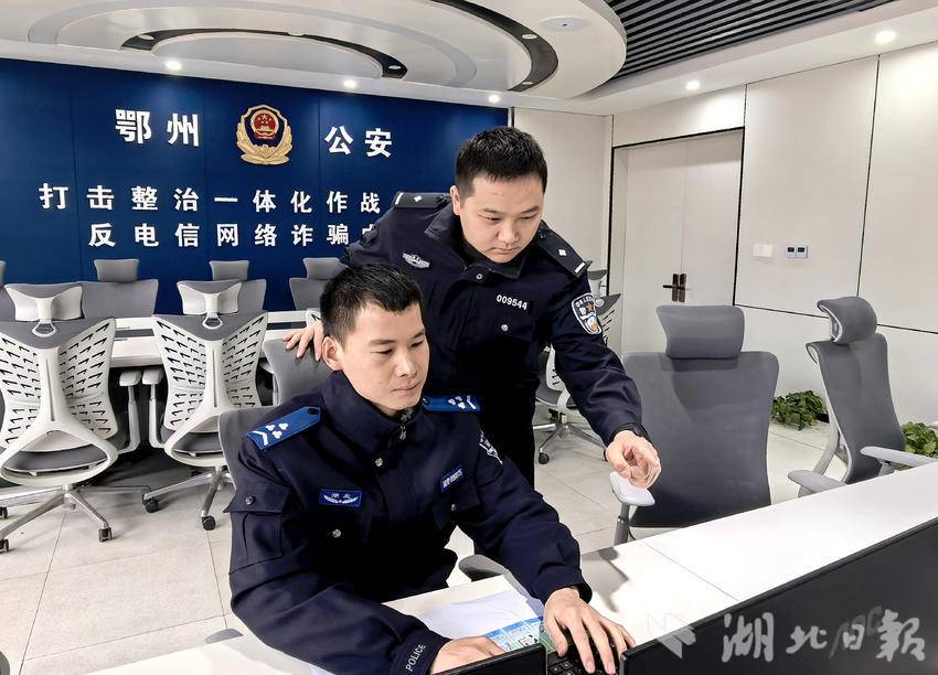 柯杰(左)和同事研判案情