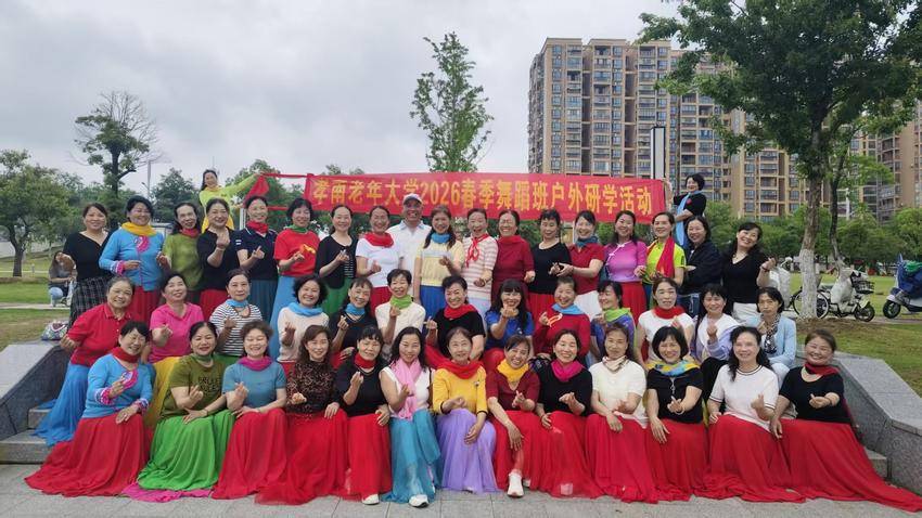 澴水含风舞翩跹  银发逐韵悦芳华——孝南区老年大学户外舞蹈教学受欢迎 通讯员 丁中秋     5月19日清晨7时，孝感市(1).docx