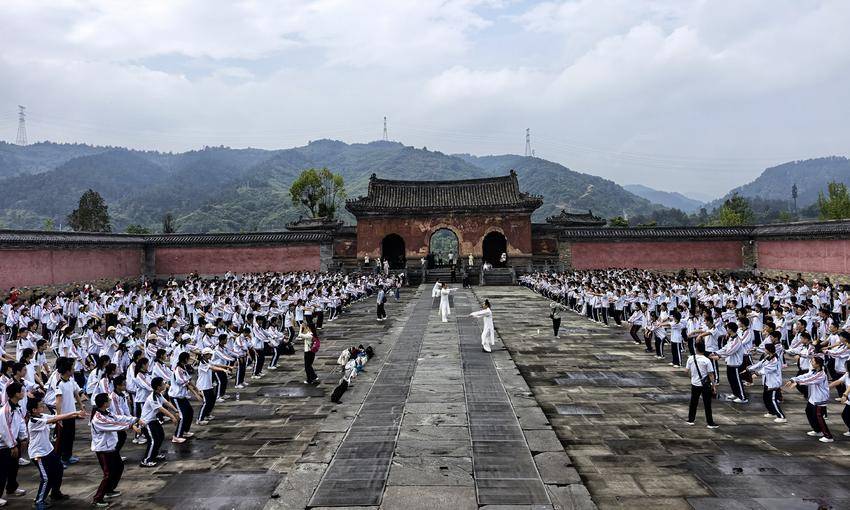 市东风第七中学近千名师生走进武当山开展教育实践活动 (1)(1)(1)(1).docx