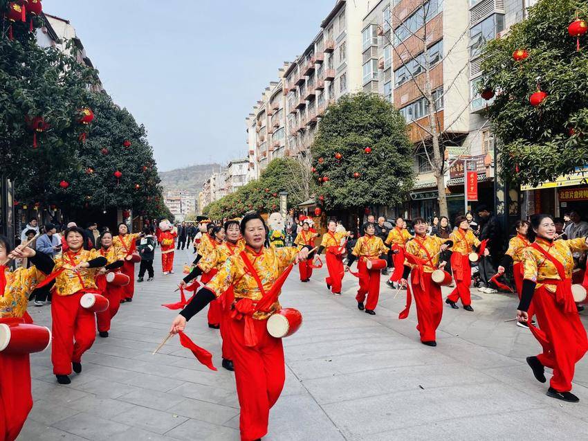 武当山举行元宵节庙会暨民俗巡街展演活动.docx