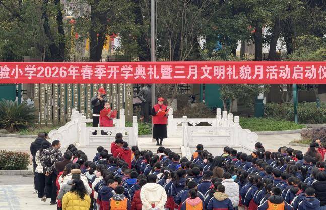 湖北文理学院理工学院:三月春风暖人心 雷锋精神伴我行.docx