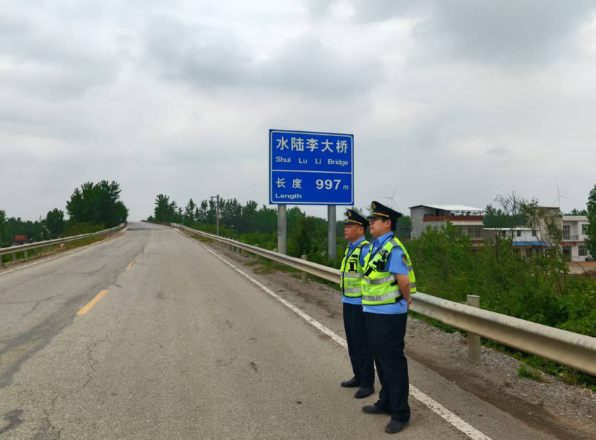 天门市交通运输综合执法支队：深耕治超一线 传递执法正能量.docx