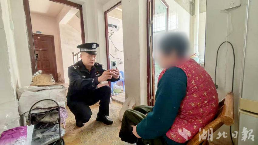 （民警上门为群众办理身份证业务）