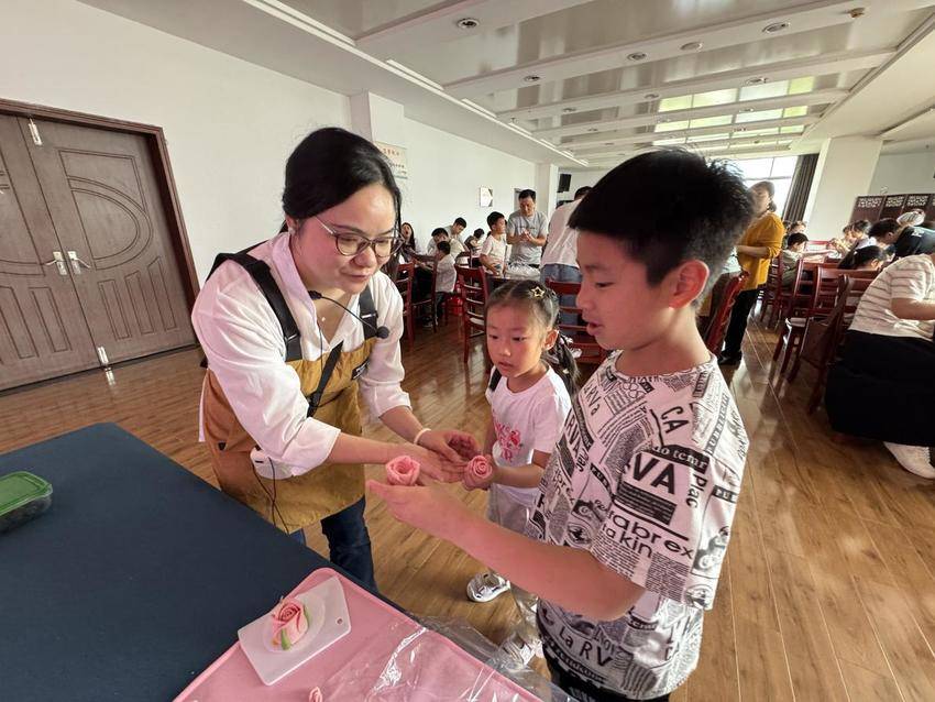 宜昌市图书馆快乐小屋母亲节主题悦读会报道.docx