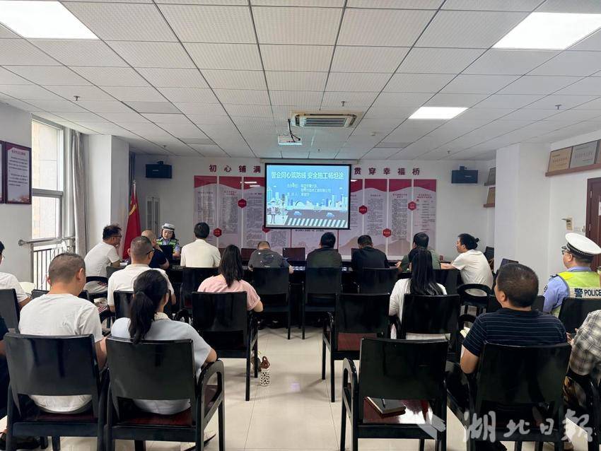 临空大队深入鄂州市路桥工程有限公司开展“警企同心筑防线 安全施工畅坦途”涉路企业交通安全主题宣传活动.docx
