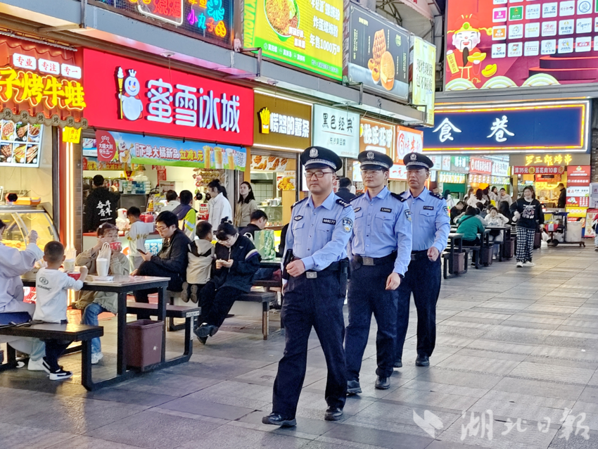 民辅警在南浦路巡逻