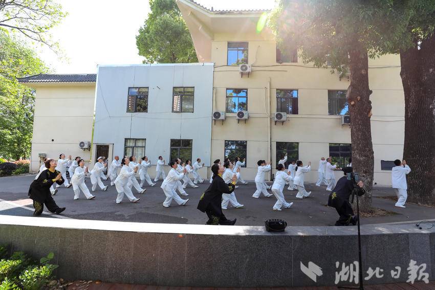 老师和学员合练。