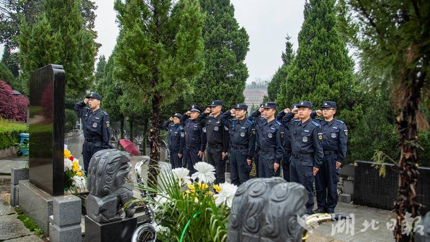 重温入警誓词