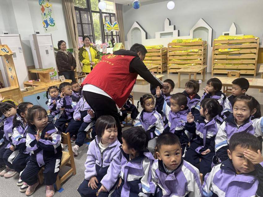 “警”握小手伴成长 安全种子种心田——茶庵寺社区联合民警开展幼儿安全教育实践活动.docx