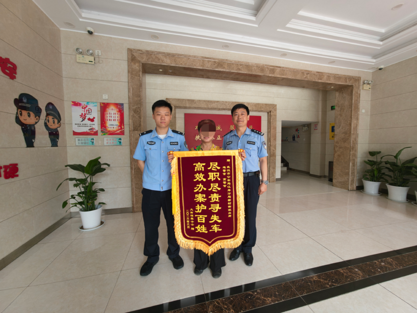 20260610 三面锦旗背后，是民警滚烫的心.doc