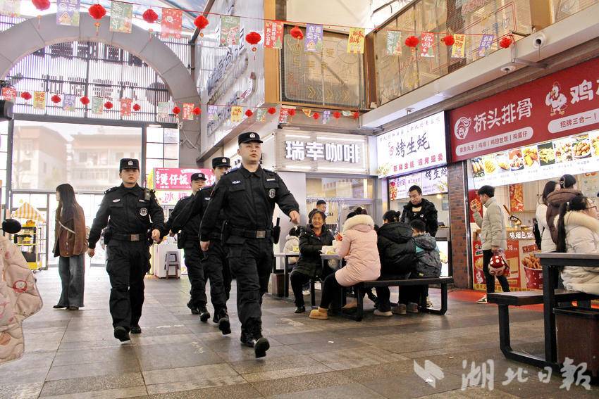 民警在商圈巡逻