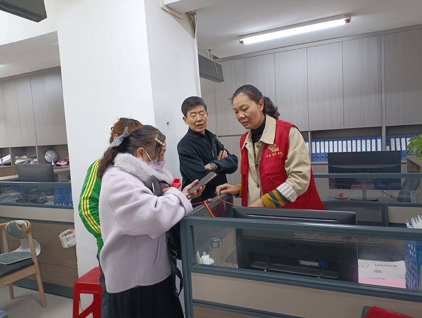 安陆市府城街道儒学社区：网格员多方联动，帮居民找回丢失手机.doc