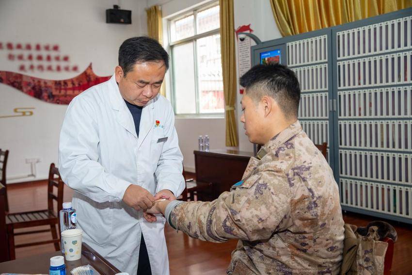 军地联动促融合 义诊服务暖军心.docx
