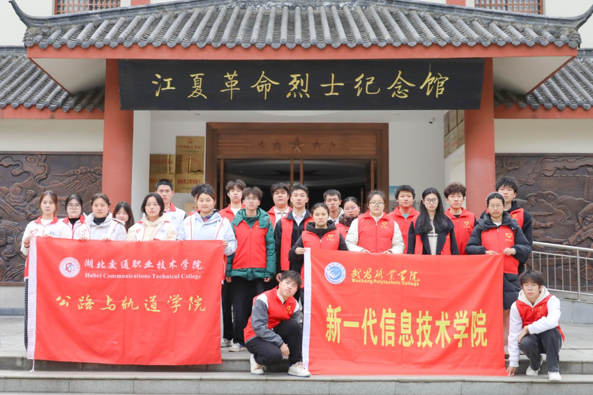 上好行走的“开学第一课” 江夏区深化“薪火相传+红色守护”志愿服务机制