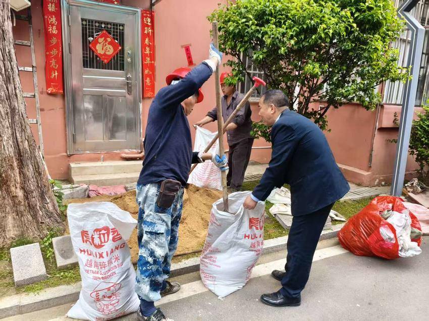 携手共治优环境  补齐短板促提升——园林路社区开展创建补短板专项行动暨人居环境整治.doc