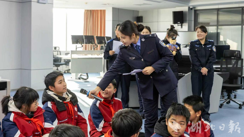 李越和小学生开展110知识互动