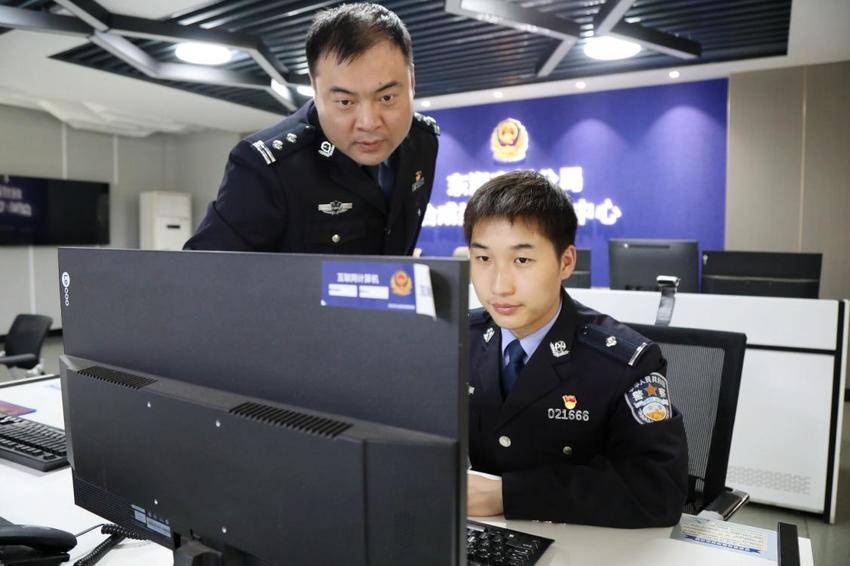微光成炬：刑侦师徒的并肩路.docx