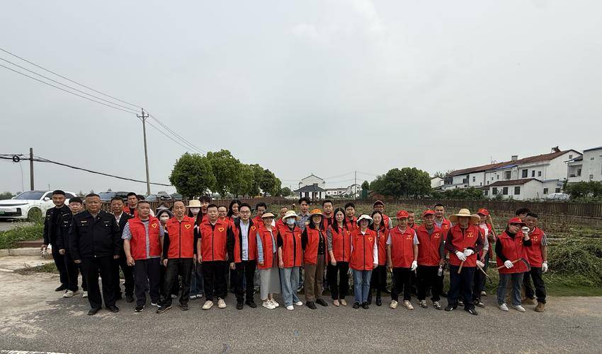 法泗街开展“稻香荷净”清洁家园专项行动