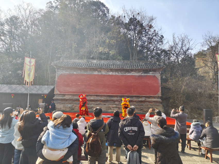 武当山逍遥谷：舞狮闹春意 猕猴乐悠然(1).docx