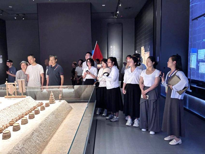 天门市竟陵中心幼儿园、竟陵第二幼儿园、竟陵西关幼儿园教师石家河文化研学活动纪实.docx