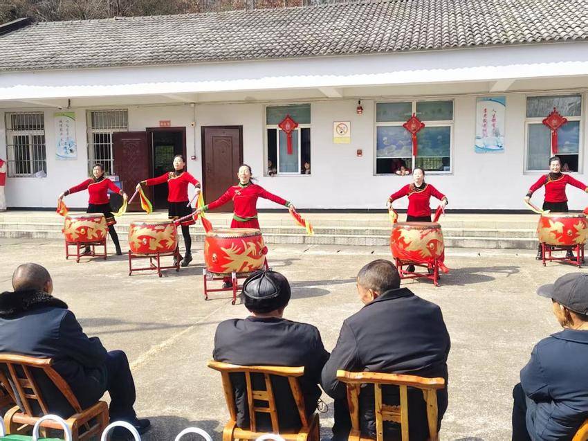 长岗镇：张灯结彩迎新春 喜庆祥和过大年.docx