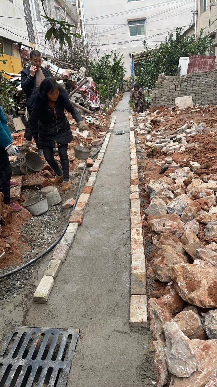 践行“枫桥经验”—大冶罗家桥街道：一条排水沟引八户邻里失和，多方联动化解十五年纠纷.docx