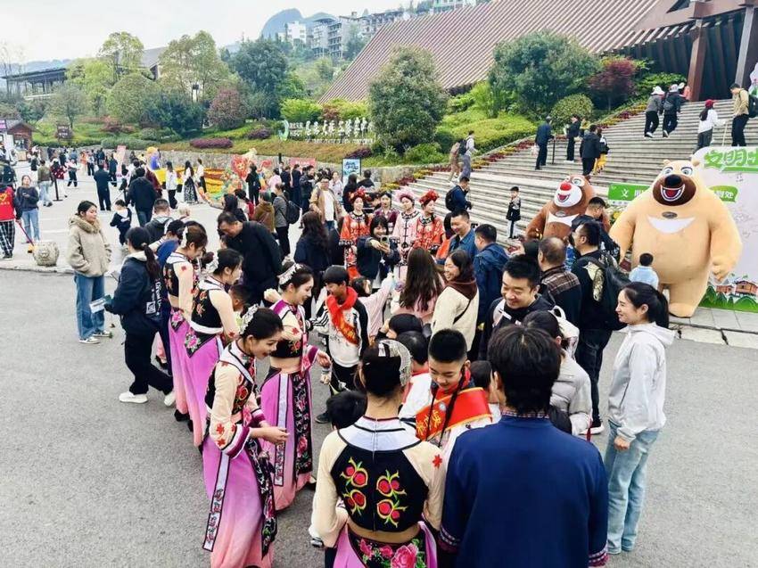人如潮、景出圈、情暖心，恩旅集团“五一”假期交出一份优异答卷.docx
