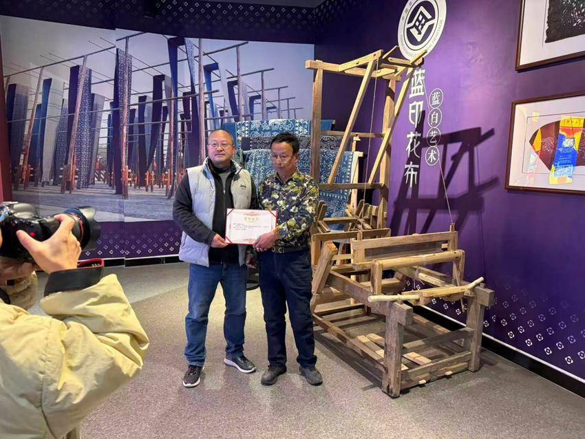 天门木雕非遗传承人周国庭：捐赠百年织布机 让非遗活态传承.docx