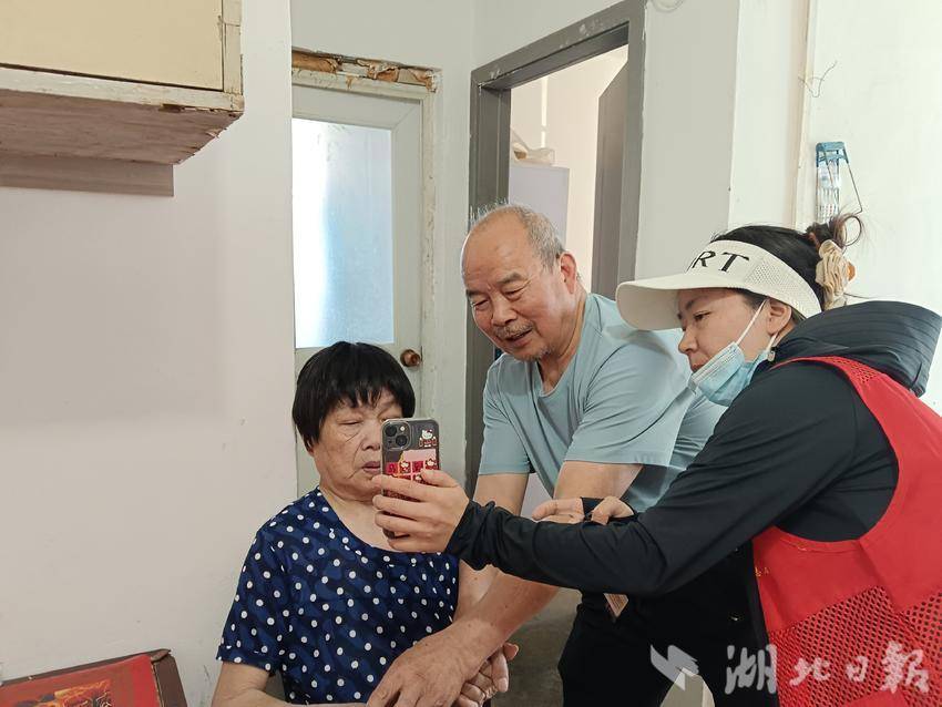 2026.6.10暖心上门办认证 便民服务暖桑榆——大湾社区开展养老资格上门认证便民服务.doc