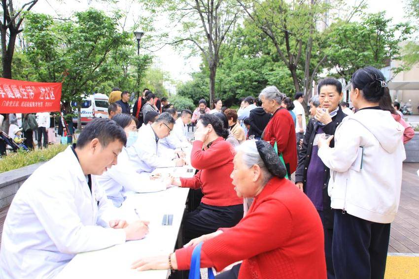 1、中医药服务搬进“口袋公园” 党建共建把健康实事办进群众心坎(2)(1)(3).docx