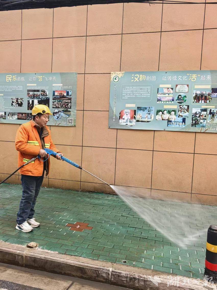 首义街道开展开学日校园周边环境专项整治 护航师生返校路.docx