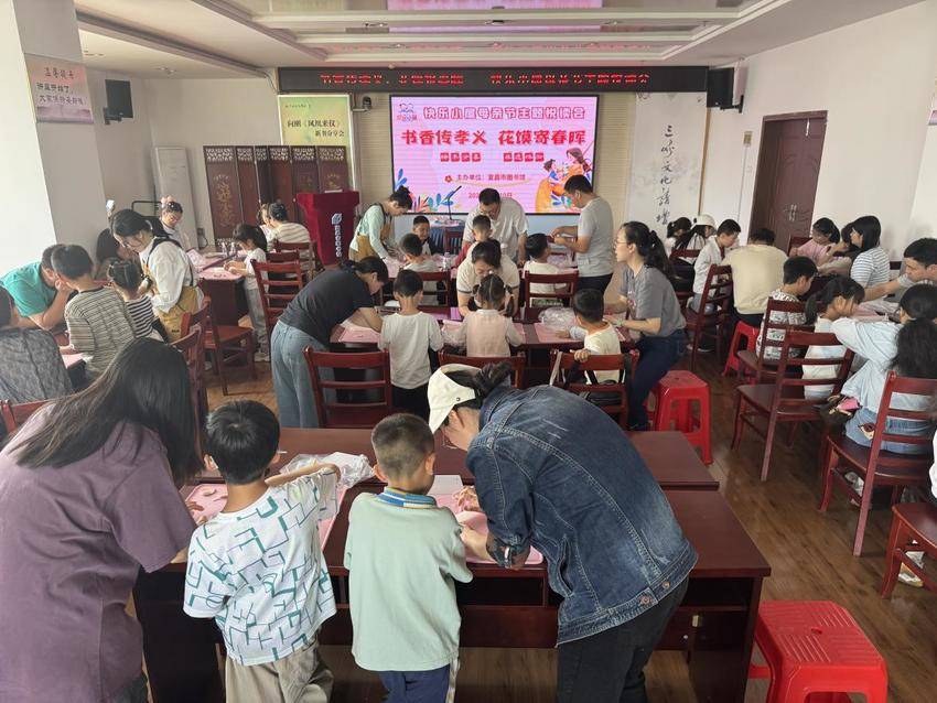 宜昌市图书馆快乐小屋母亲节主题悦读会报道.docx