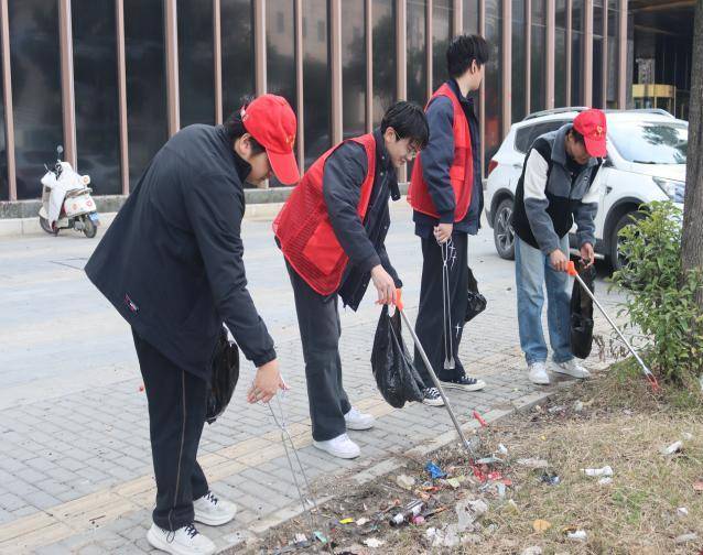 湖北文理学院理工学院:三月春风暖人心 雷锋精神伴我行.docx