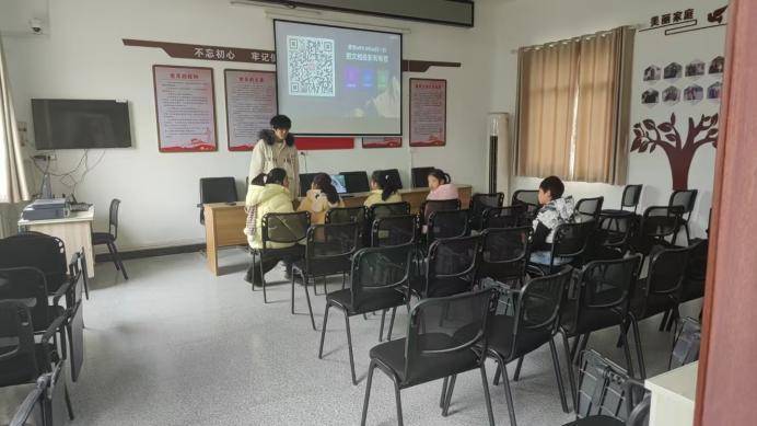 坚守一线护平安 温情服务暖新春.docx