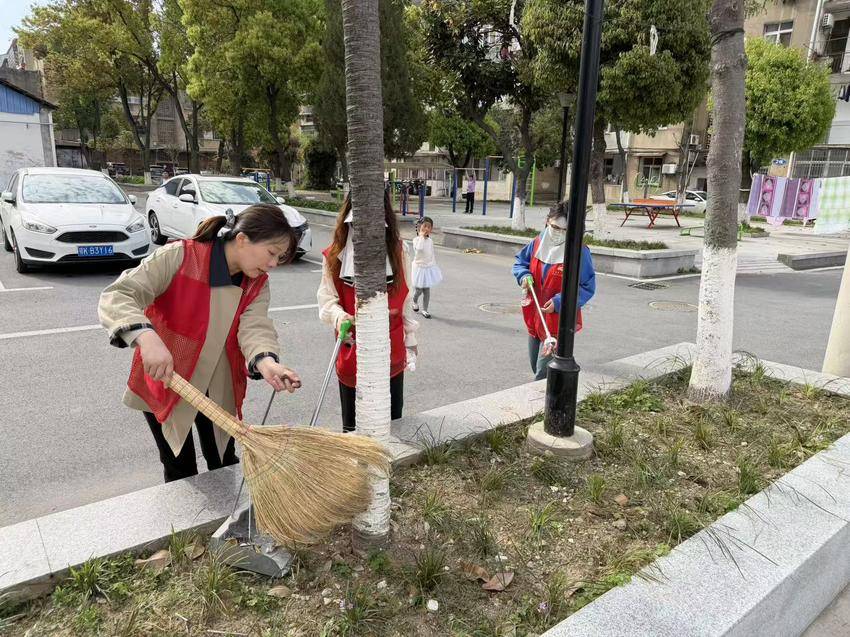 携手共治优环境  补齐短板促提升——园林路社区开展创建补短板专项行动暨人居环境整治.doc