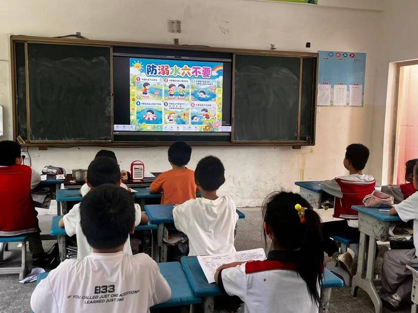 抓实防溺水教育 守护学生平安夏日.docx