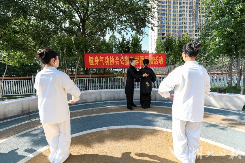 老师做动作示范。
