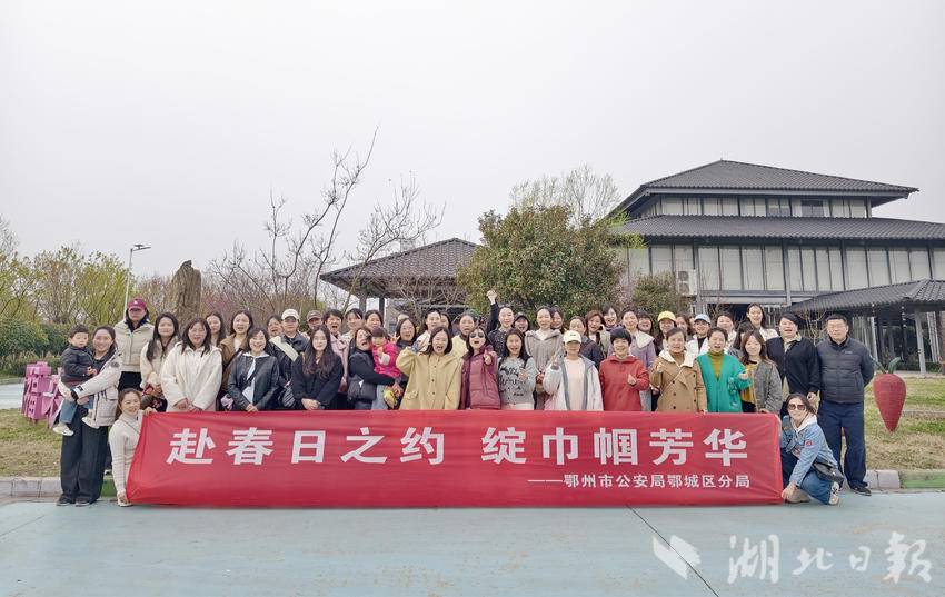 参观杏福园农庄合影