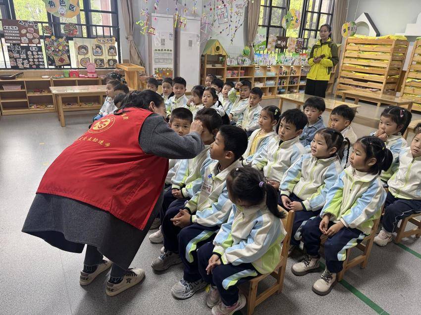 “警”握小手伴成长 安全种子种心田——茶庵寺社区联合民警开展幼儿安全教育实践活动.docx