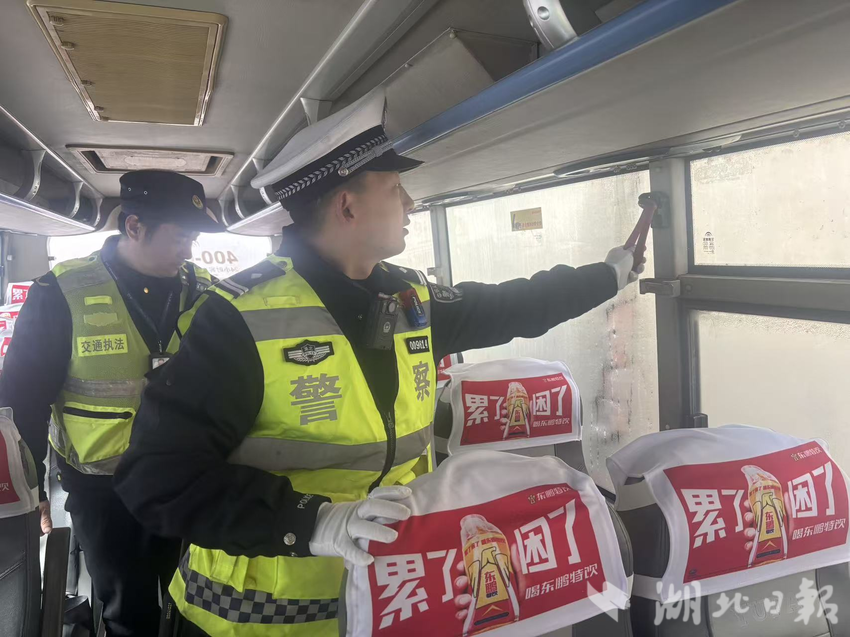 交警检查车辆安全