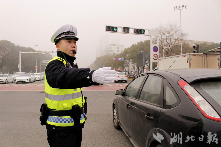 民警疏导交通