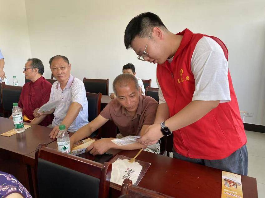守护群众“养老钱”！三伏潭镇织密安全防护网.docx
