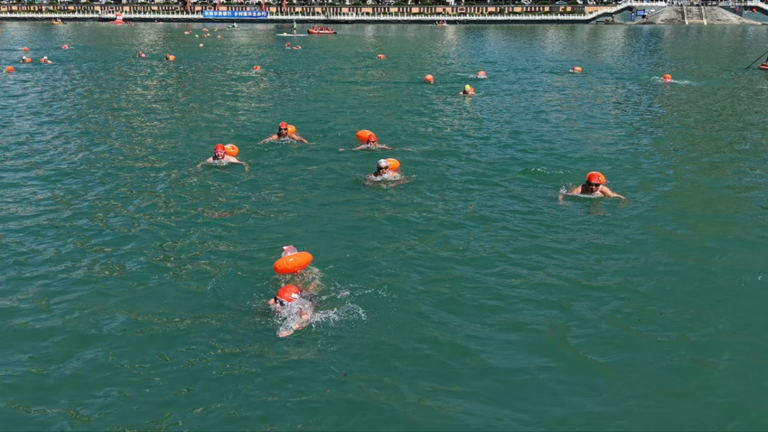 【图文】以水为媒 以赛兴旅 2026湖北清江公开水域游泳邀请赛开赛.doc