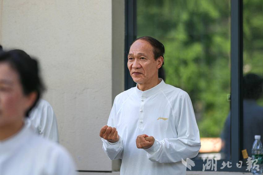 专注练习的队员。