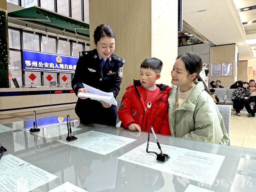 胡孝睿服务办证群众