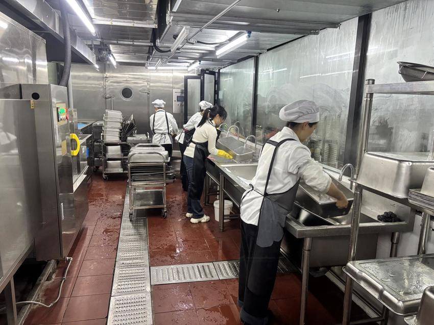 太极湖学校食堂：全面消杀迎开学 筑牢师生“舌尖安全”防线.docx