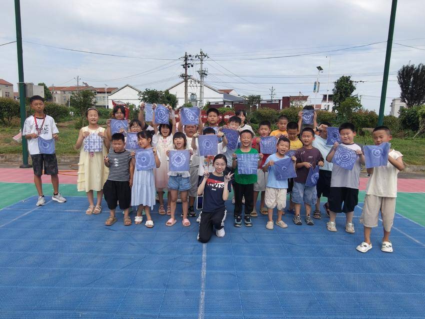 一块白布、一抹蓝色染出夏日“童趣”——武汉纺织大学“衣路同行”支教队在朋兴乡爱心托管班开启美育之旅.docx